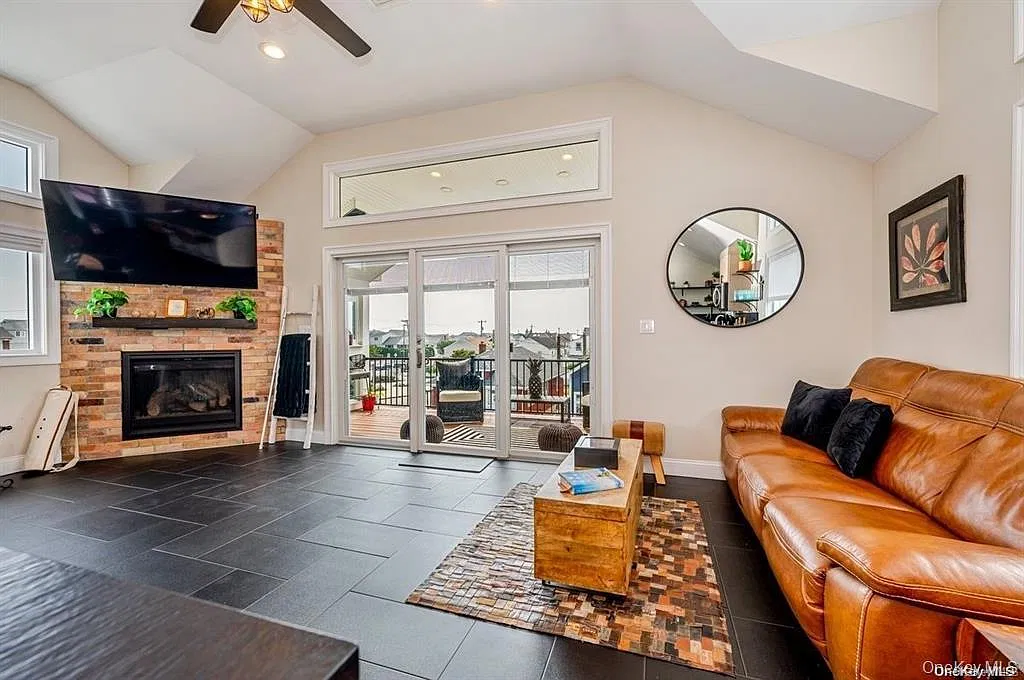 3 bed, 1.0 bath, 1000 sqft, $4,600 — Photo 4