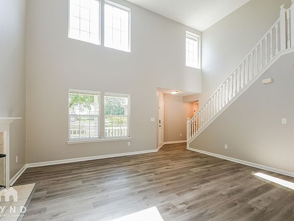 4th image of 16975 Napoleon Ct