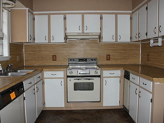 All Electric kitchen with dishwasher, SS sink, drop in oven, trasher compactor.