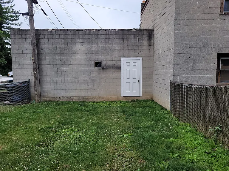 565 W Market St — Photo 9