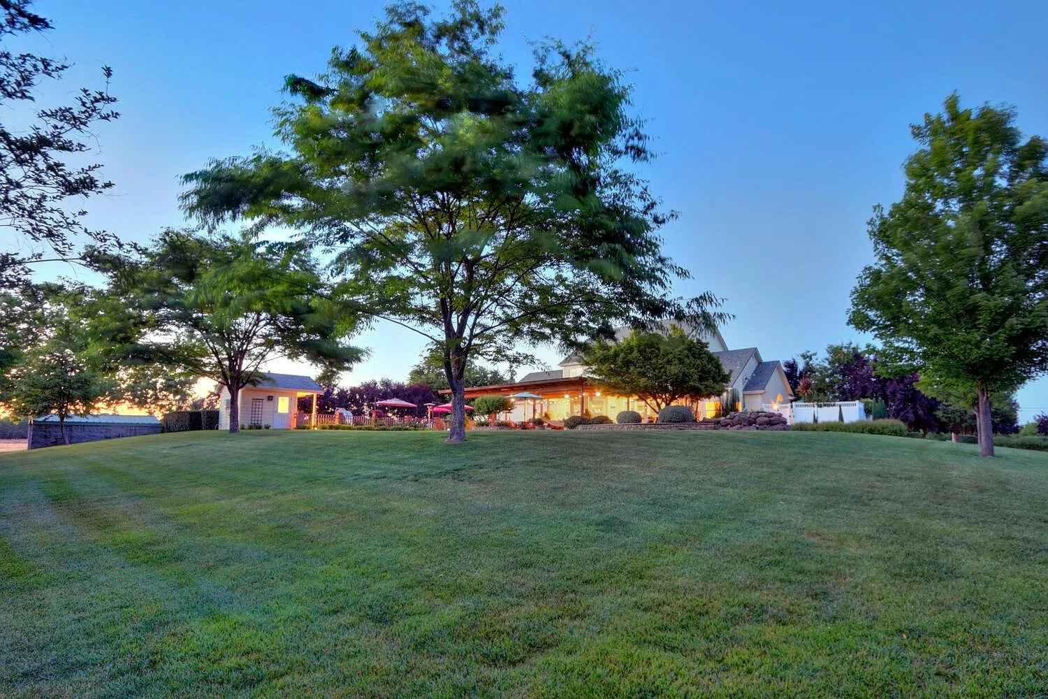 1906 Oakley Ln photo 1