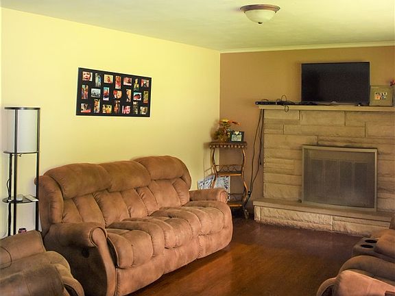 5th image of 20 Wea Oaks Dr