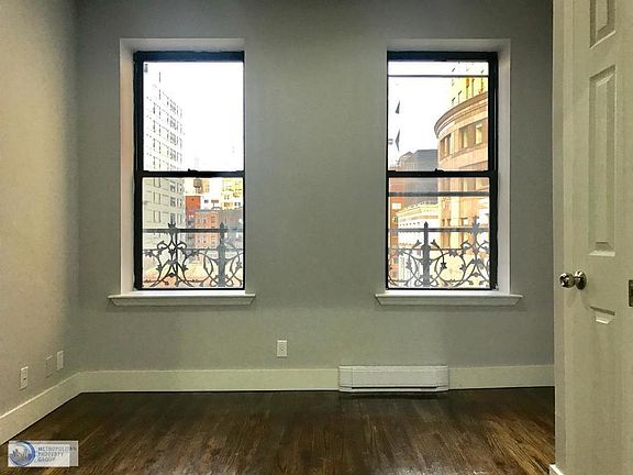3rd image of 320 W 49th St APT 4FW