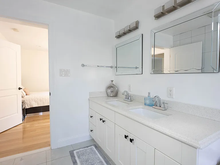 16 Hollyoak Ave — Photo 22