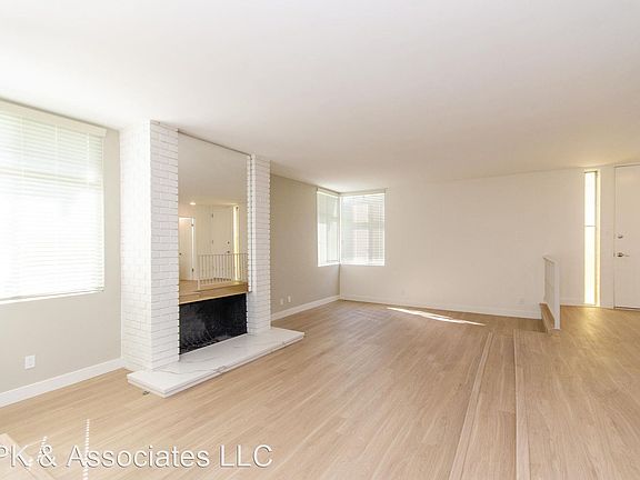 5th image of 11939 Darlington Ave #101