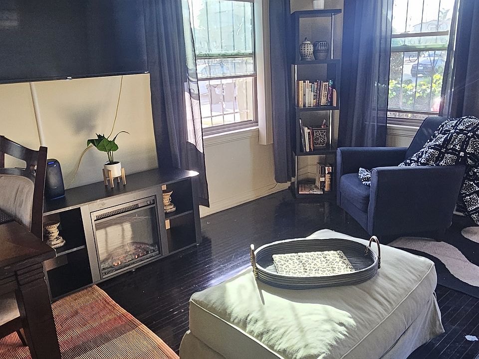 Cozy Living room with 55" TV, wifi, cable connection, street view, great lighting, fireplace & sound proof windows! Best view of nice quiet neighborhood