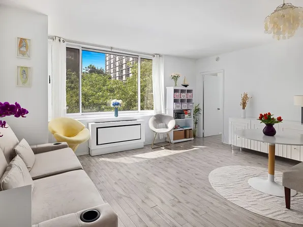 250 S End Ave APT 3B, New York, NY 10280