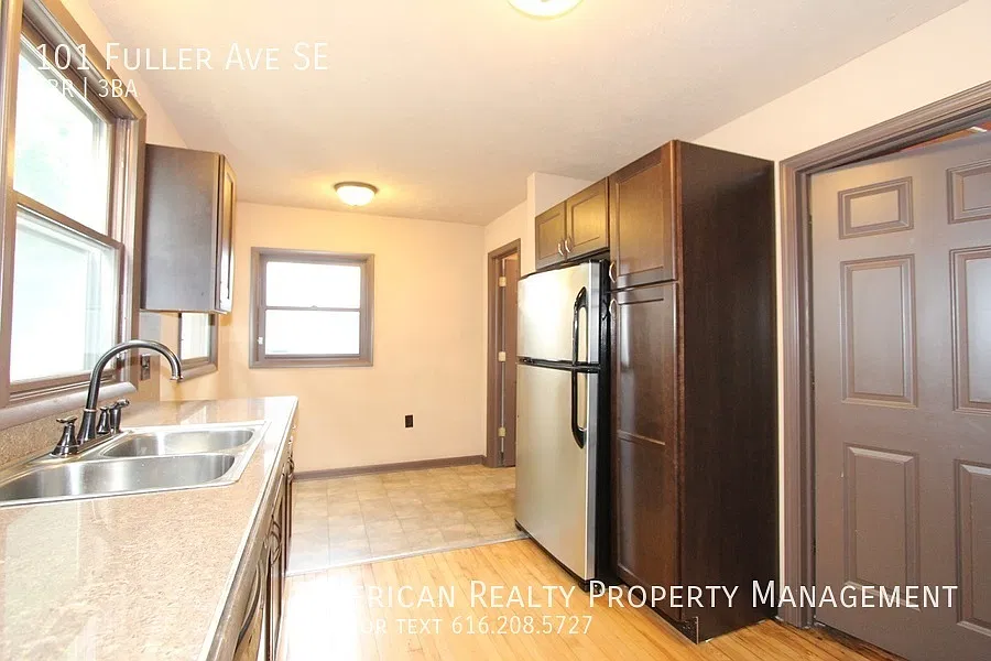 5 bed, 2.5 bath, 1350 sqft, $2,600 — Photo 3