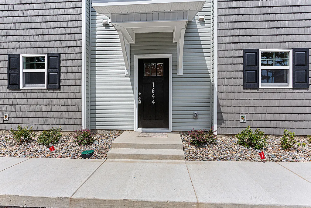 3 bed, 2.5 bath, 1242 sqft, $1,650 — Photo 3