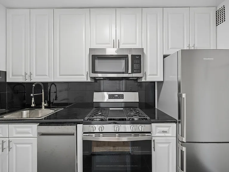 230 E 15th St #8L — Photo 7