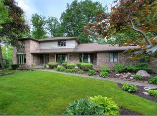 9594 Ledge Acres Dr, Macedonia, OH 44056