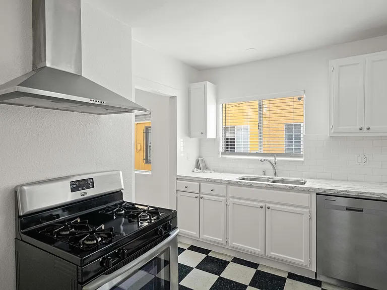 1381 S Orange Dr — Photo 15