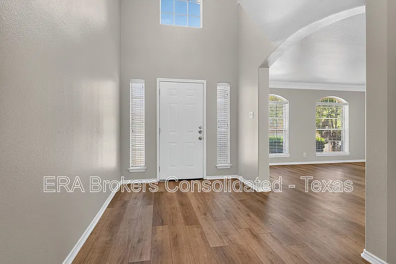 4 bed, 2.5 bath, 2611 sqft, $2,050 — Photo 2