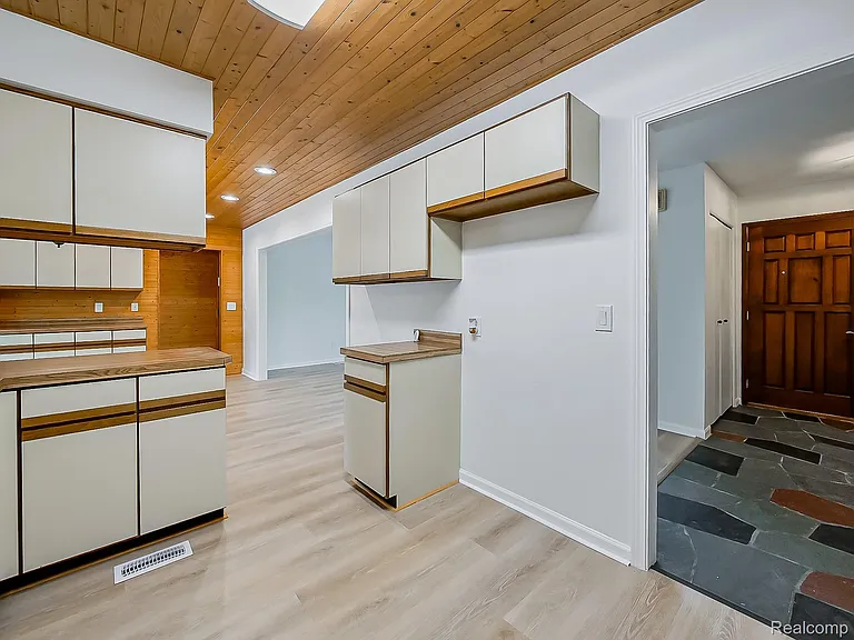 7580 Thornwood St — Photo 32