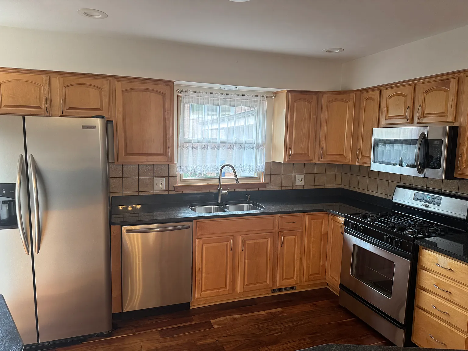 3 bed, 2.5 bath, 1800 sqft, $2,950 — Photo 2