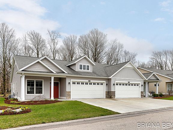 3rd image of 995 Maplewood Ct
