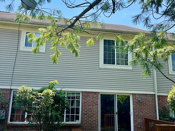 4th image of 405 James Cir