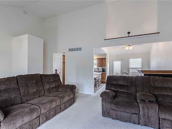 3rd image of 833 Village St
