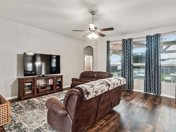 3rd image of 608 Mallard Dr