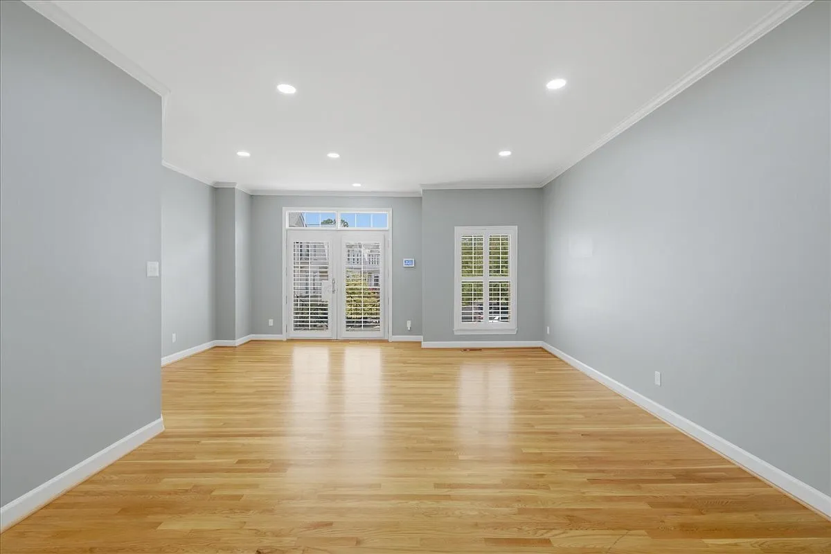 3 bed, 3.5 bath, 2360 sqft, $3,750 — Photo 4