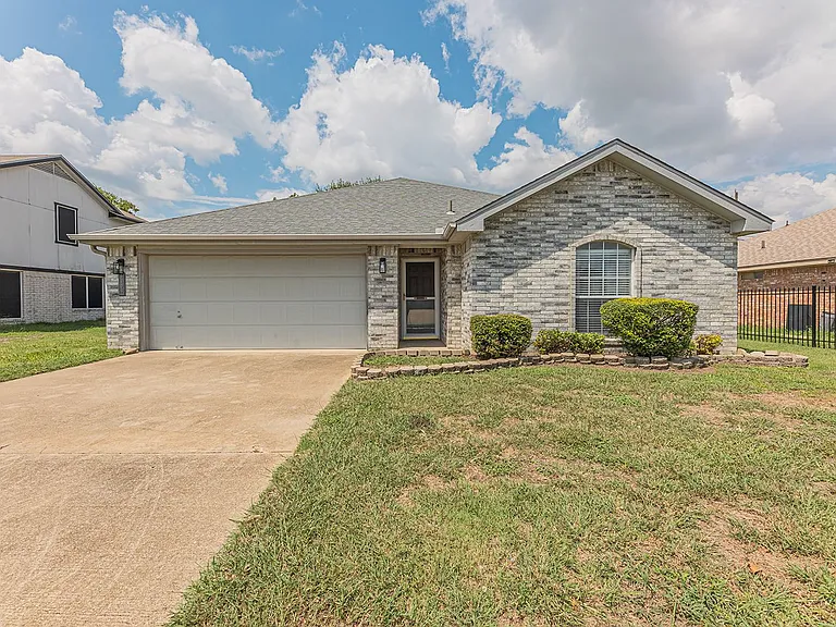 4409 Bowles Dr — Photo 2