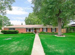 137 W Scotland Dr, Irving, TX 75062