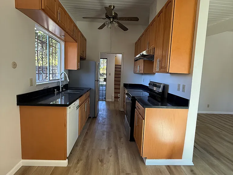 1103 Campbell St — Photo 11