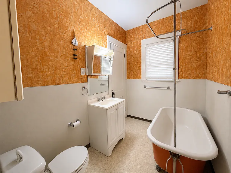 Move-In Special! Roomy 2 Bedroom Apartment On The Growing Nw Side! An Availability That Won't Last! — Photo 7