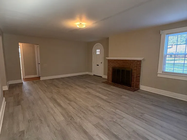 633 Spring Ln — Photo 3