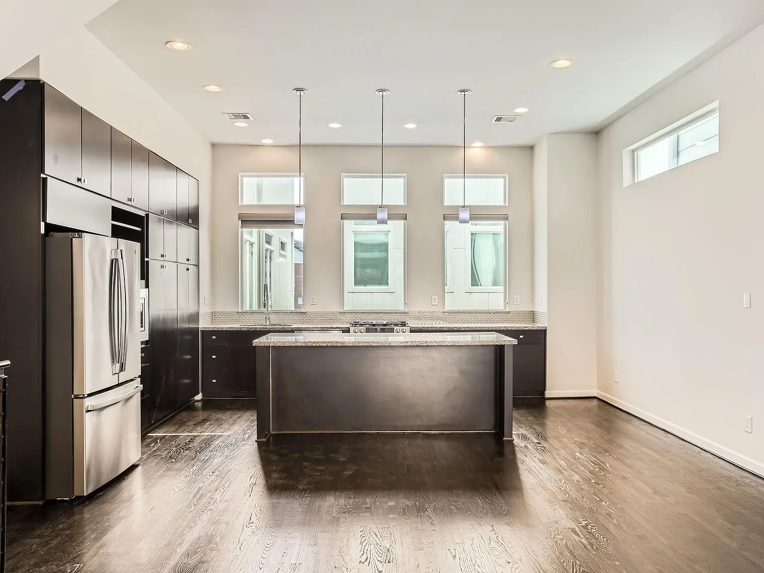 3 bed, 3.5 bath, 2005 sqft, $3,200 — Photo 4