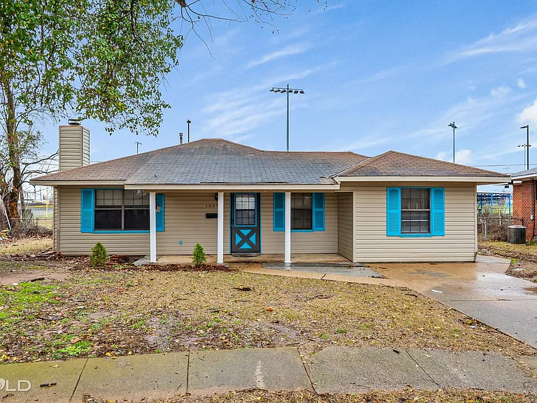 1005 Clarence St — Photo 4