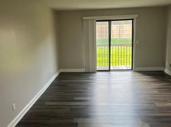 9503 University Ave APT 8, Clive, IA 50325