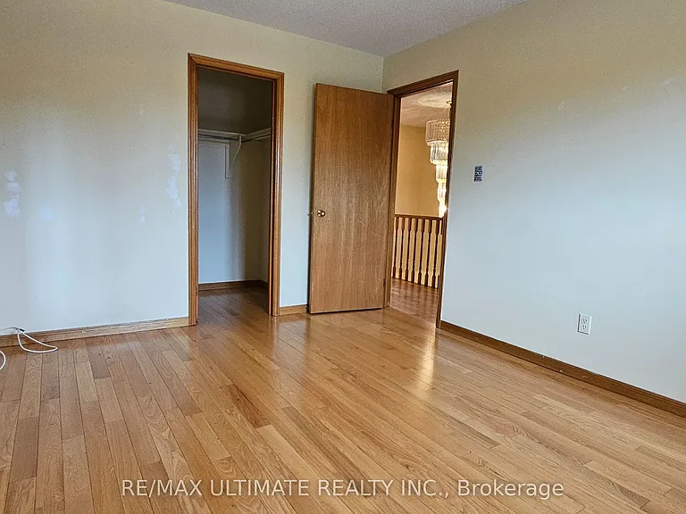 1282 Dexter Cres #MAIN FLOOR — Photo 19