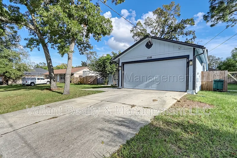 3 bed, 2.0 bath, 1564 sqft, $2,200 — Photo 2