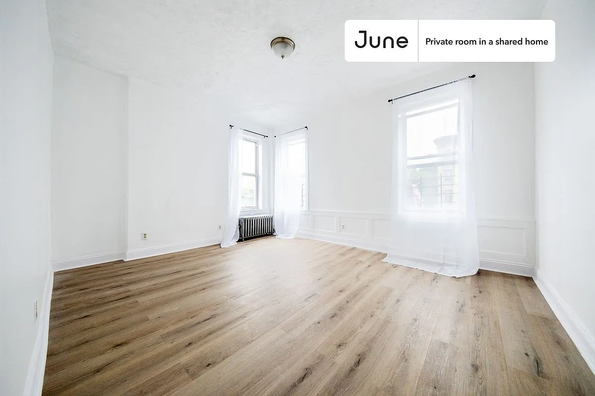Queen bedroom in 4 bed/1 bath home in Sunset Park #1876 B — Photo 3