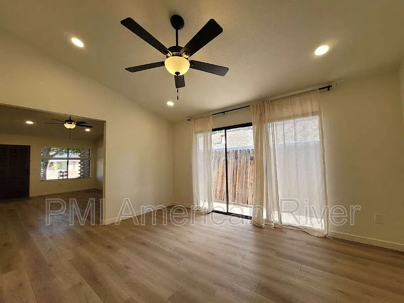 2 bed, 1.0 bath, 941 sqft, $1,890 — Photo 3