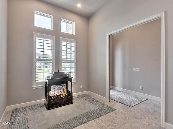 4th image of 653 Mosaic Blvd