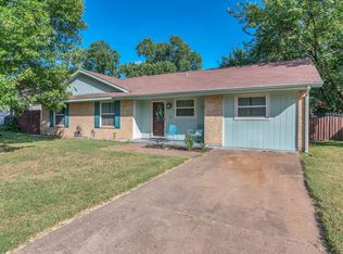 825 James St, Azle, TX 76020