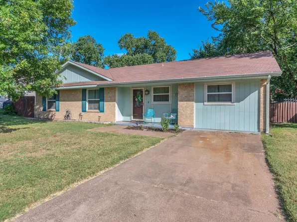 825 James St, Azle, TX 76020