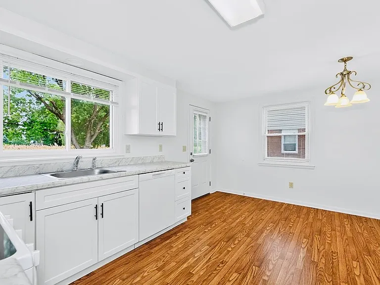 30 Commodore St #B — Photo 17