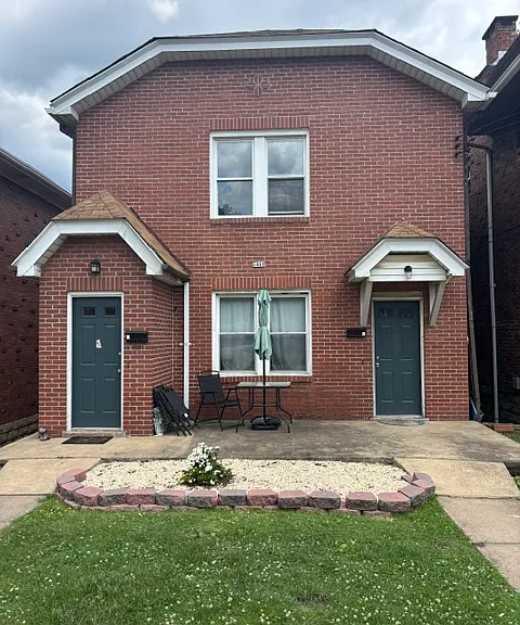 Door to 2nd floor is on the right