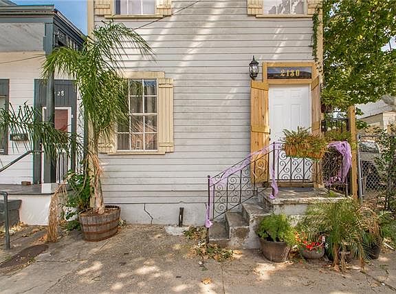 2nd image of 2130 Lasalle St