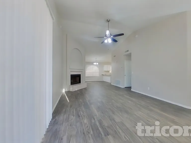 8961 W Kathleen Rd — Photo 3