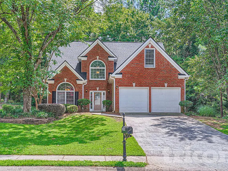 2200 Sugarbirch Dr — Photo 2