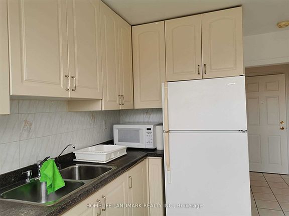 4th image of 407 Royal York Rd
