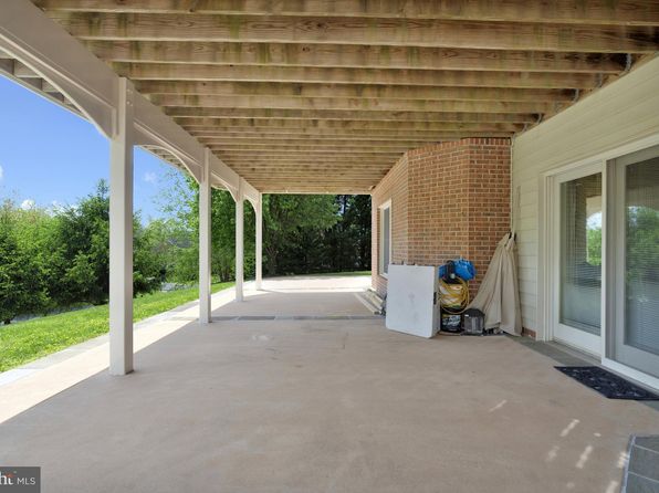 9907 Hessick Ct, Great Falls, VA 22066