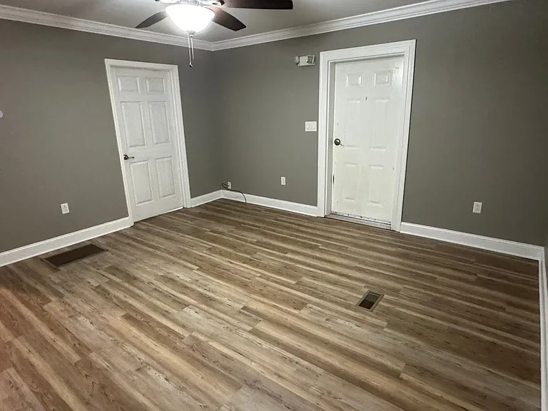 620-646 Lovers Ln — Photo 5