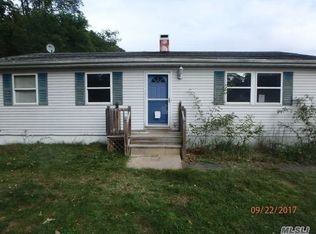 135 W Bartlett Rd, Middle Island, NY 11953