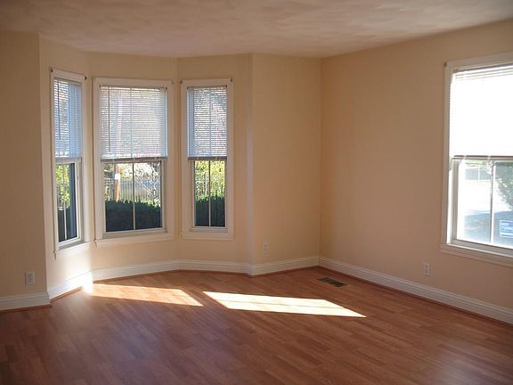 3rd image of 29 Kingsbury Ave #1