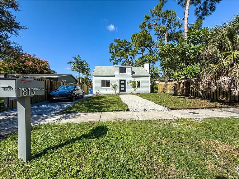 1813 SW 10th St — Photo 32